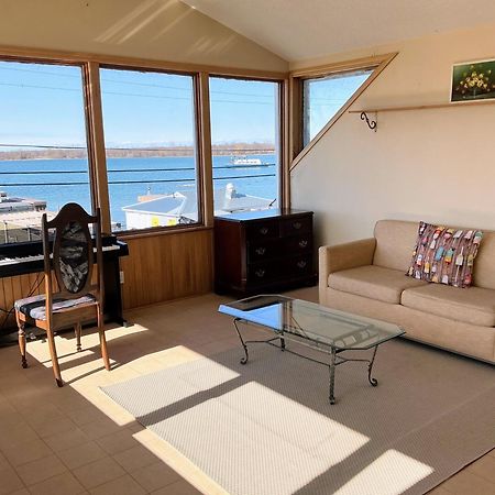 Hotel Wolfe Island Marysville Bagian luar foto