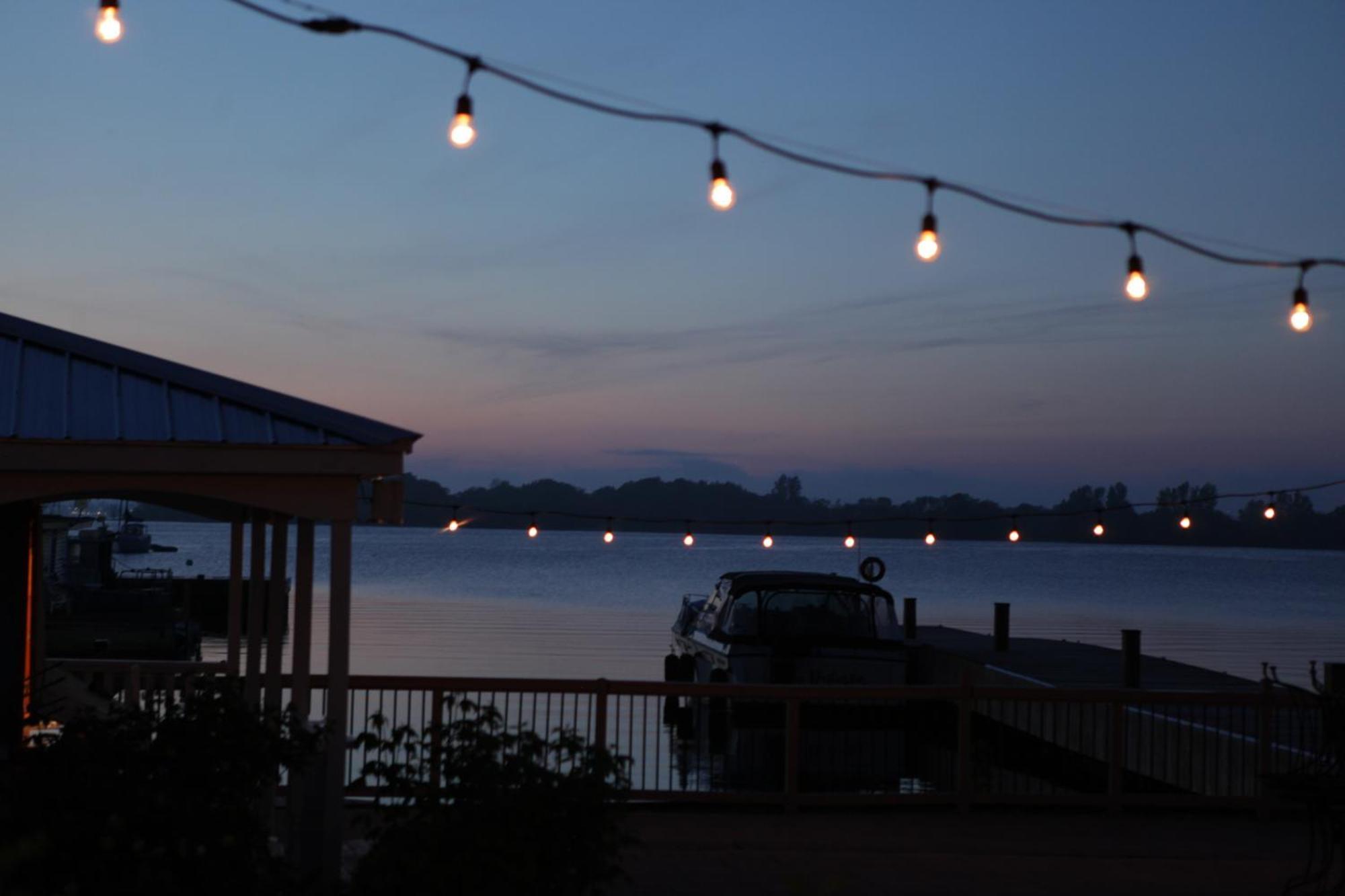Hotel Wolfe Island Marysville Bagian luar foto