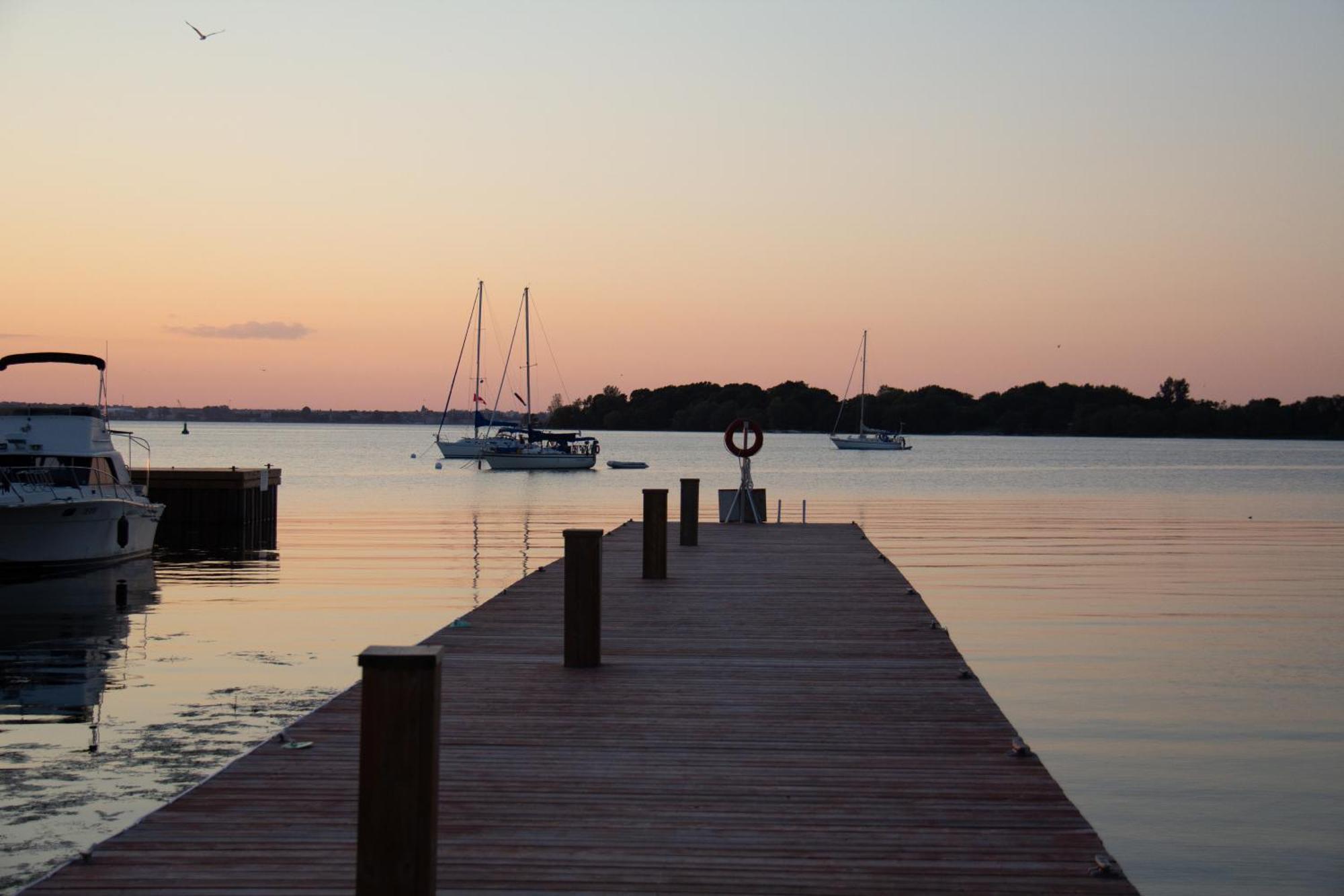Hotel Wolfe Island Marysville Bagian luar foto