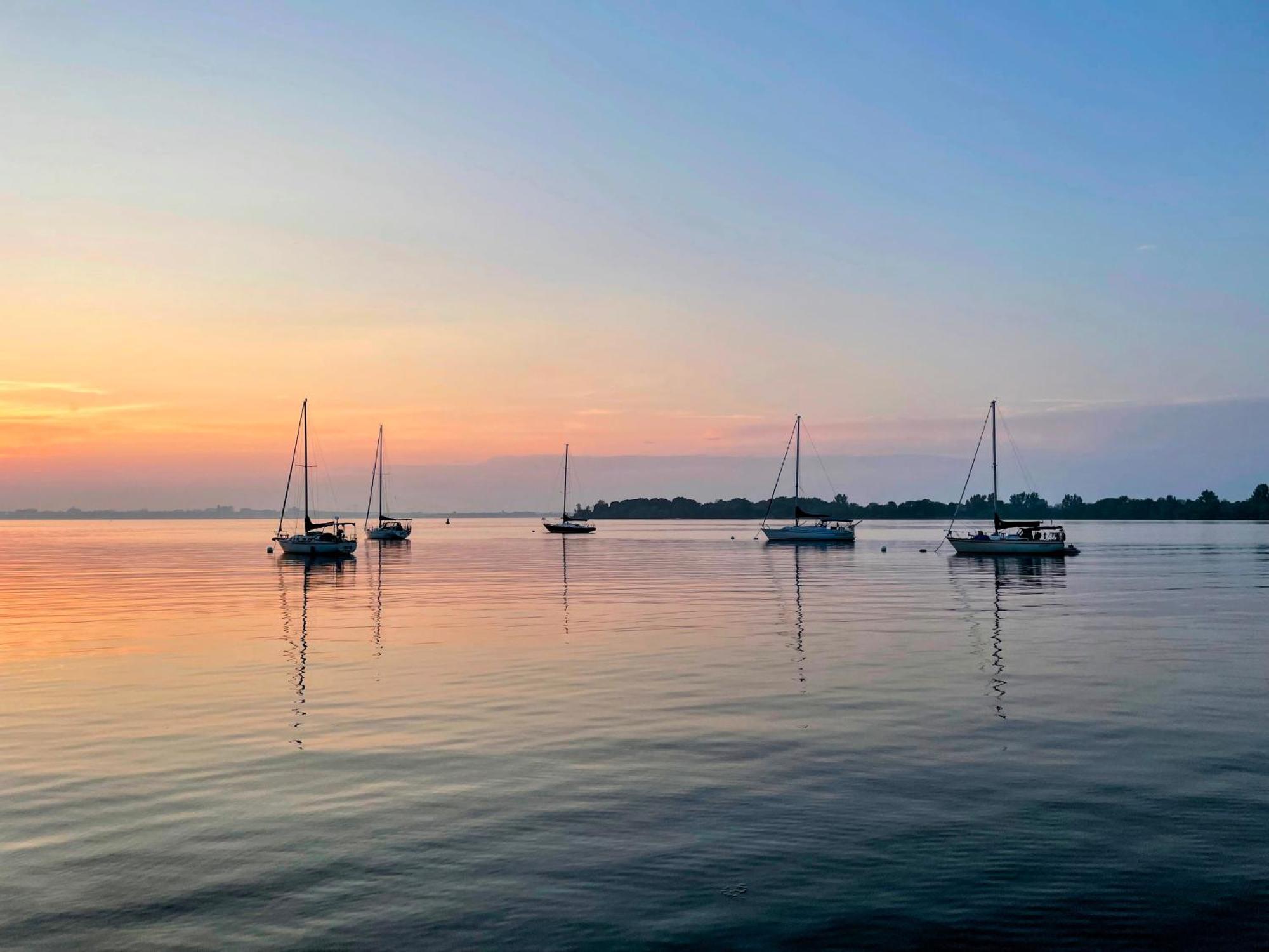 Hotel Wolfe Island Marysville Bagian luar foto