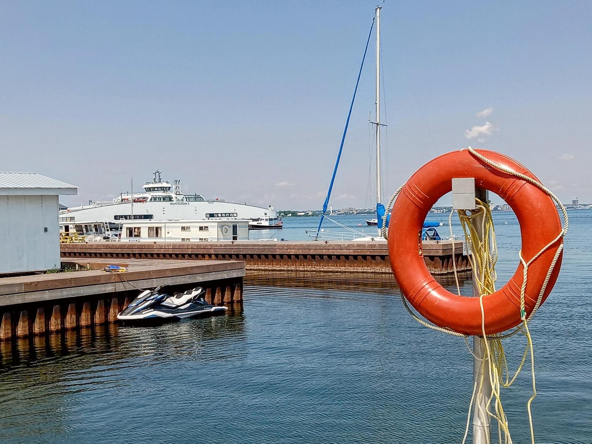 Hotel Wolfe Island Marysville Bagian luar foto