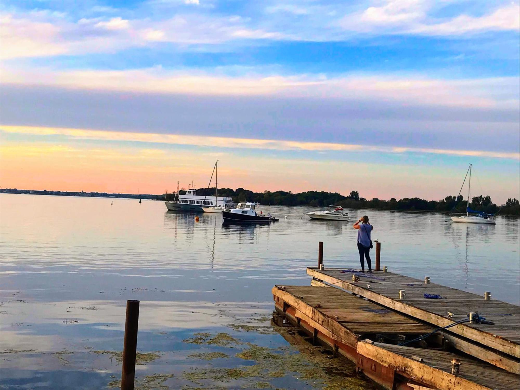 Hotel Wolfe Island Marysville Bagian luar foto