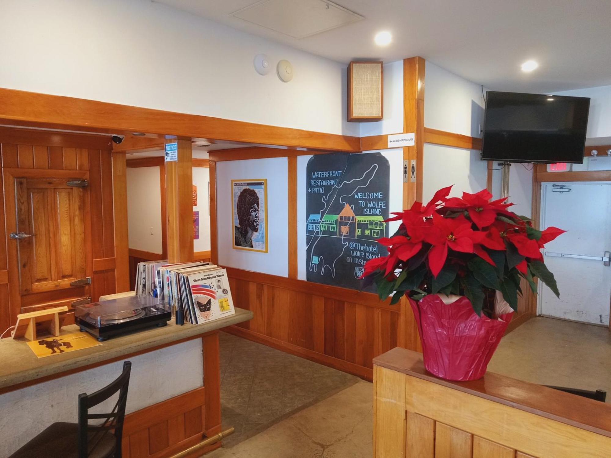 Hotel Wolfe Island Marysville Bagian luar foto